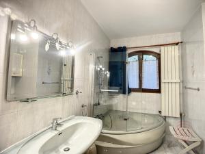 Kúpeľňa v ubytovaní Maison F4 avec terrasse, parking et animaux acceptés - FR-1-451-185