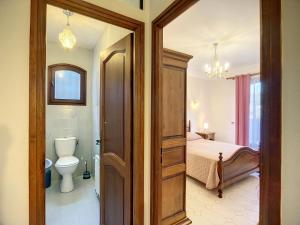 Kúpeľňa v ubytovaní Maison F4 avec terrasse, parking et animaux acceptés - FR-1-451-185