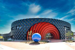 un edificio con una cáscara roja y una bola azul delante en The Lodge, Blacktown - Sydney, en Rooty Hill