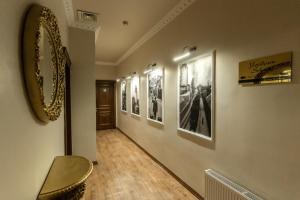 un couloir avec des photos sur les murs d'un musée dans l'établissement BeyPort Hotel Taksim, à Istanbul