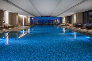 een groot zwembad met blauw water in een hotel bij Marriott Nanjing South Hotel in Jiangning