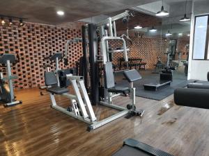 een sportschool met meerdere loopbanden in een ruimte bij Belle Vue 408 Genting View Resort in Genting Highlands