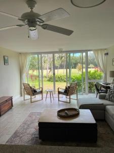Χώρος καθιστικού στο Heliconia Condo