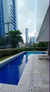 レシフェにあるApartamento no Rosarinhoの高層ビルが立ち並ぶ都市のプール