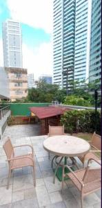 レシフェにあるApartamento no Rosarinhoのパティオ(テーブル、椅子付)