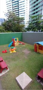レシフェにあるApartamento no Rosarinhoの芝生遊具付きの遊び場 +2枚の写真