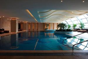 a swimming pool in a hotel with a ceiling at Suzhou Marriott Hotel in Suzhou