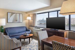 TV a/nebo společenská místnost v ubytování Sheraton Lincoln Harbor Hotel