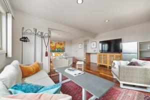 sala de estar con sofá y mesa en Ourania Luxury Villa with unforgettable sea views, en Rye