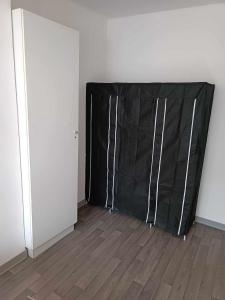 a room with a black tarp on the wall at Logement 2 in Saint-Quentin