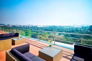 d'un balcon avec des canapés et une vue sur la ville. dans l'établissement Four Points by Sheraton Guangzhou, Dongpu, à Canton
