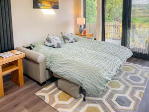 łóżko z 2 poduszkami w pokoju w obiekcie Lodge With A View w mieście Steyning