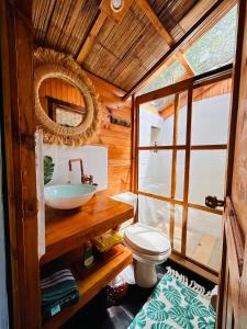 uma casa de banho com um lavatório e um WC numa cabina em Tropical House em La Vega