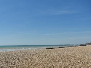 uma praia arenosa com o oceano ao fundo em Mutley Hall em Eastergate