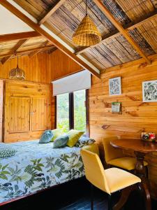 een slaapkamer met een bed en een houten muur bij Tropical House in La Vega