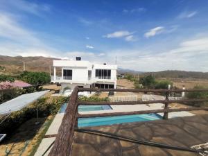 a villa with a view of a house at QUINTA RANCHO SANTIAGO CAMPESTRE capacidad 50 huéspedes in Riverita