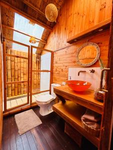 ein Bad mit einem Waschbecken und einem WC in einer Hütte in der Unterkunft Tropical House in La Vega