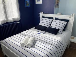 Ένα ή περισσότερα κρεβάτια σε δωμάτιο στο Charmant Gîte à Sepmes: Jardin Privé, Accès Wifi, Proche Châteaux de la Loire et Vignobles - FR-1-381-552