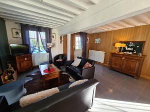 ein Wohnzimmer mit einem Sofa und einem Tisch in der Unterkunft Gîte La Ferté-Saint-Aubin, 5 pièces, 7 personnes - FR-1-590-397 in La Ferté-Saint-Aubin