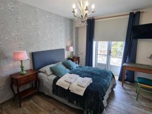 1 dormitorio con 1 cama con 2 toallas en Gîte Briare, 5 pièces, 11 personnes - FR-1-590-404, en Briare