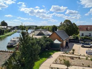 - une vue sur une rivière avec des maisons et des bateaux dans l'établissement Gîte Briare, 5 pièces, 11 personnes - FR-1-590-404, à Briare