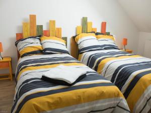 Postel nebo postele na pokoji v ubytování Gîte Chécy, 4 pièces, 6 personnes - FR-1-590-405