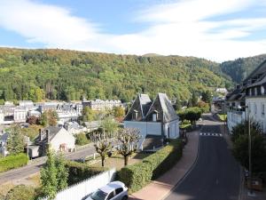 - une vue sur une ville avec une route et des maisons dans l'établissement Appartement Mont-Dore, 3 pièces, 5 personnes - FR-1-608-255, à Le Mont-Dore