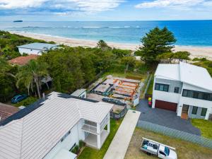 ein Luftblick auf ein Haus und den Strand in der Unterkunft 'The Sea Shell' Brand New, Direct Beach Access in Norah