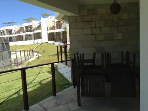 d'un balcon avec des chaises et une vue sur la cour. dans l'établissement Dream Away Pipa Residence, à Pipa