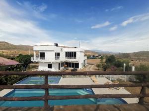 uma villa com uma piscina e uma casa em QUINTA RANCHO SANTIAGO CAMPESTRE capacidad 50 huéspedes em Yaguará