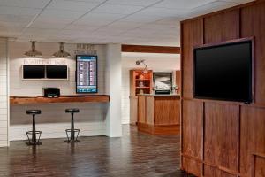 a room with a flat screen tv and a bar at Four Points by Sheraton Mall of America Minneapolis Airport in Richfield