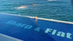 Kolam renang di atau dekat dengan Sharp & Flat Hotel