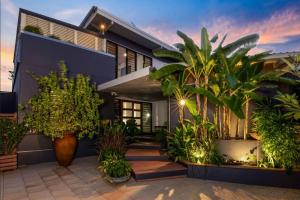 uma casa com plantas em frente em Lush Tropical Paradise Home - Darwin City em Stuart Park