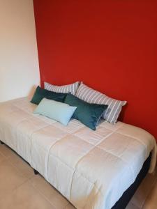 Een bed of bedden in een kamer bij Quinta Colores •con cochera•