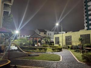 - une vue sur une maison la nuit avec des lumières dans l'établissement Highlander Apartemen Rajawali, à Jakarta