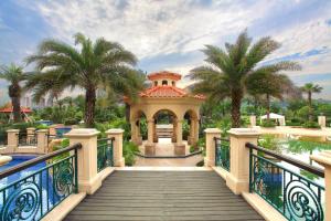 Bazén v ubytování Sheraton Zhoushan Hotel nebo v jeho okolí