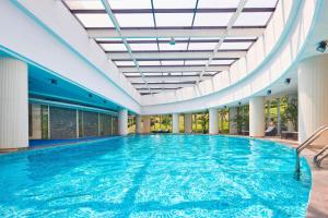 Bazén v ubytování Sheraton Zhoushan Hotel nebo v jeho okolí