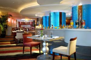 上海的住宿－上海浦東福朋喜來登由由酒店，餐厅设有桌椅和蓝色圆柱