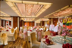 上海的住宿－上海浦東福朋喜來登由由酒店，宴会厅配有白色的桌椅和鲜花