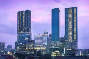 un perfil urbano con rascacielos altos por la noche en Four Points by Sheraton Surabaya, Tunjungan Plaza en Surabaya