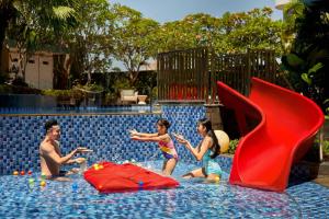 La alberca dentro o cerca de Four Points by Sheraton Surabaya, Tunjungan Plaza