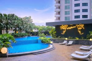 La alberca dentro o cerca de Four Points by Sheraton Surabaya, Tunjungan Plaza
