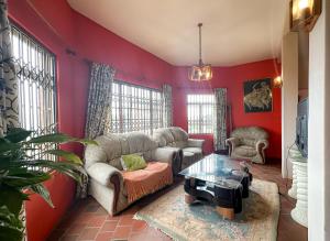 uma sala de estar com um sofá e uma mesa em Tarkshay Hospitality em Densainagar