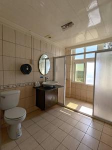 Bathroom sa Longmen Seaview Resort Hotel