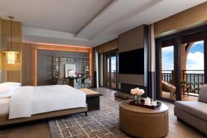 Postel nebo postele na pokoji v ubytování Shenzhen Marriott Hotel Golden Bay
