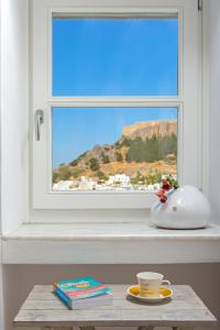 A general mountain view or a mountain view taken from A villát