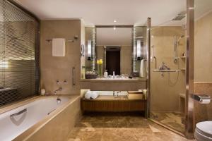 y baño con bañera y lavamanos. en Marriott Executive Apartments Tianjin TEDA, en Binhai