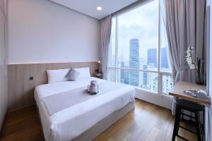 吉隆坡的住宿－吉隆坡會展中心勒雅拉套房公寓，一间酒店客房,设有一张大床和一个大窗户