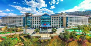 un edificio de oficinas con un cenador frente a él en Hilton Lijiang, en Lijiang