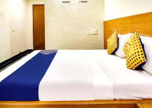 Postel nebo postele na pokoji v ubytování SPOT ON Srinivasa Residency
